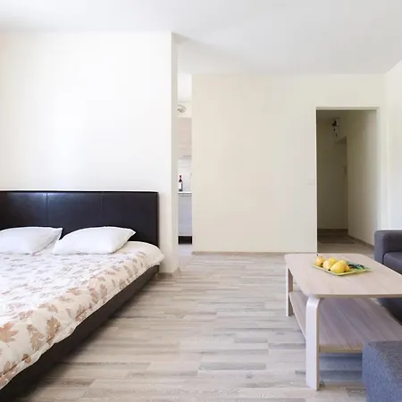 Apartment Sunny Near Bus Station *